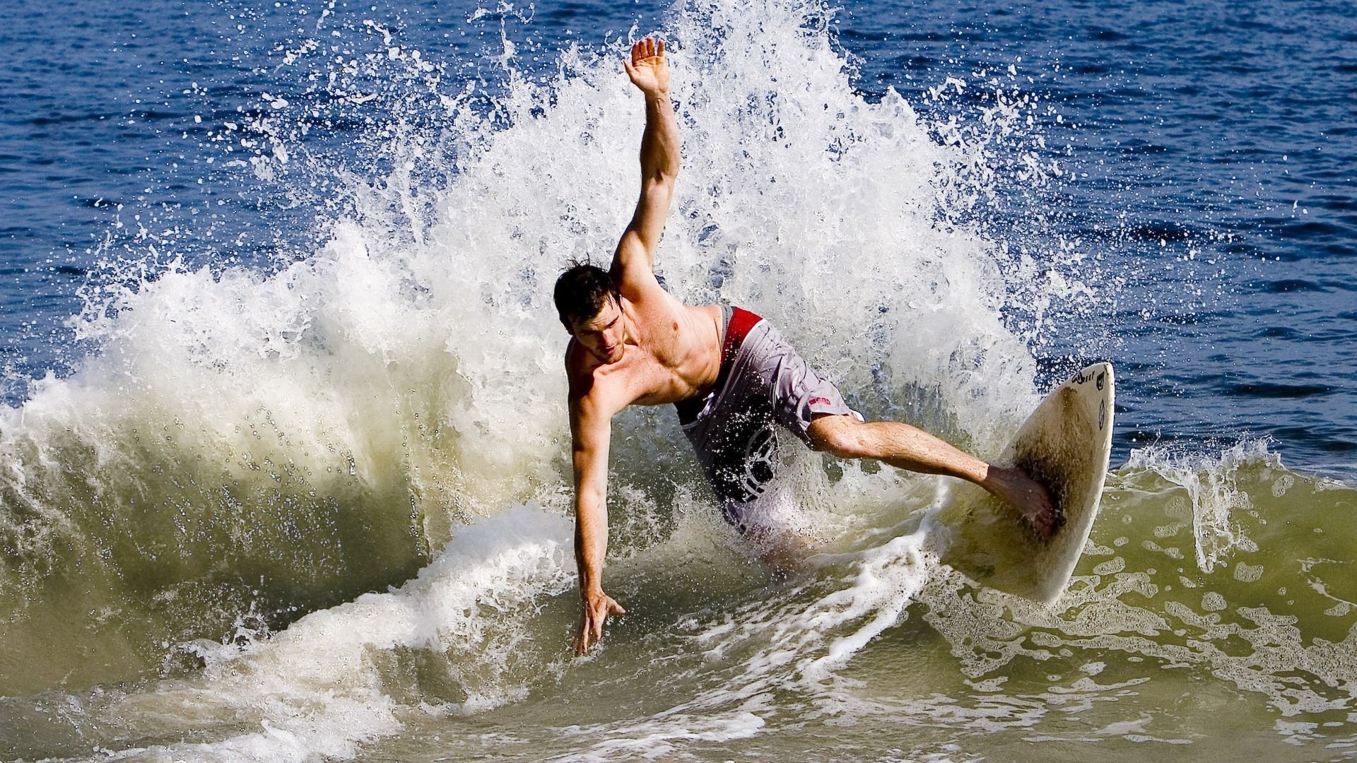 九游jiuyou-贝尔哈德·福特：凭借无畏的防守精神，增强了全黑队的硬实力，贝尔福特妻子纳丁